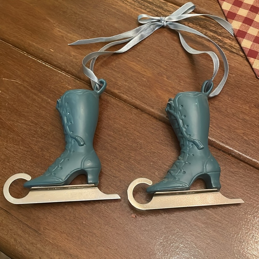 Vintage Kurt Adler Victorian Ice Skating Ornament - Picture 5 of 6